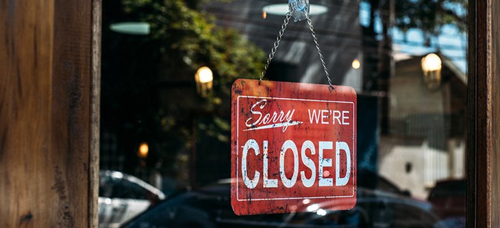 Business window sign that says CLOSED due to COVID economic crisis -  pexels-kaique-rocha-331985