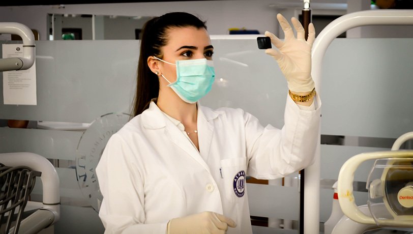 Woman inside laboratory photo.